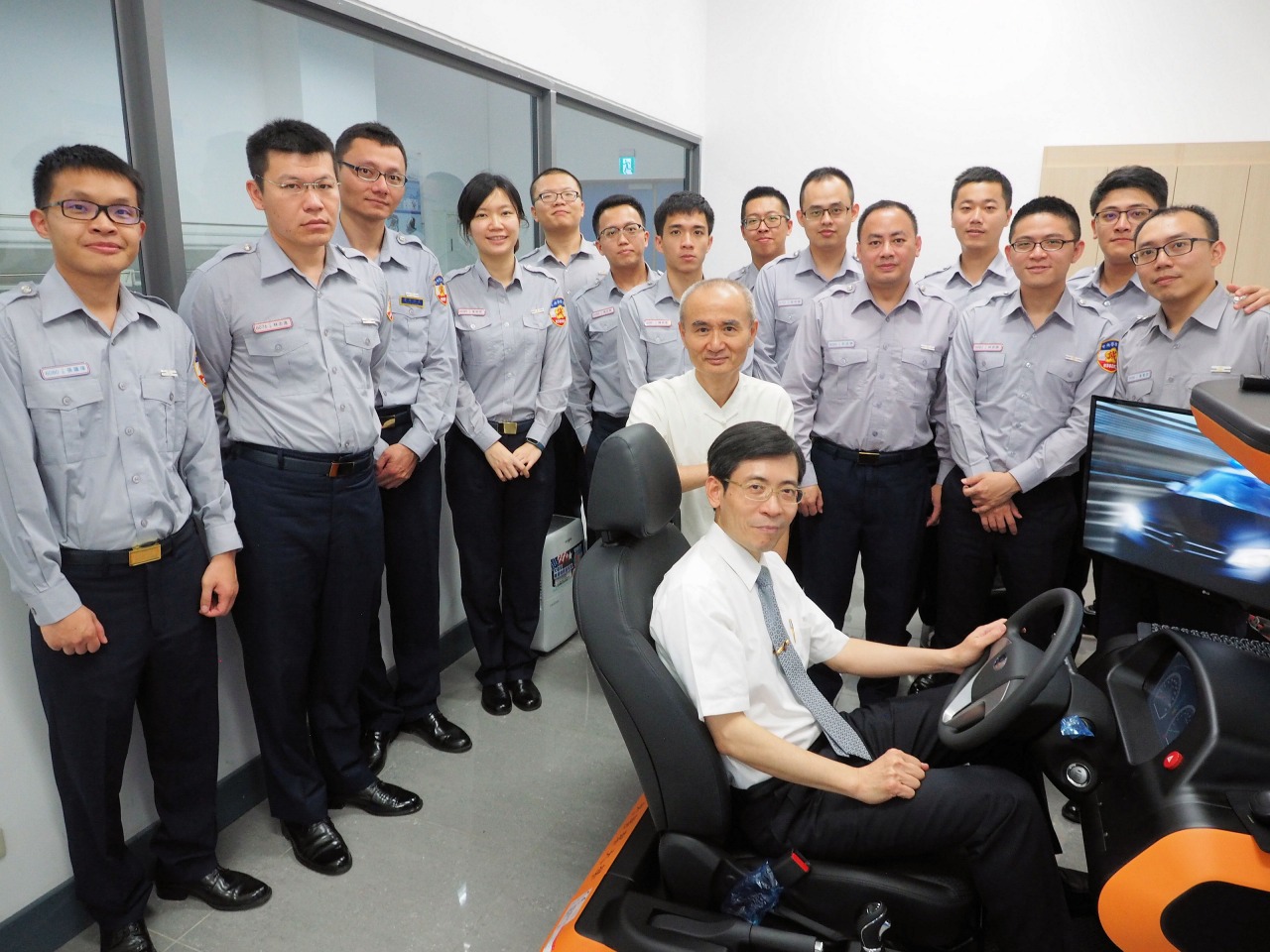 台湾警察のエリートと教官たち。ドライビングシミュレーターの運転席に座っている方が、交通学科長のピーチャン・チャンさん