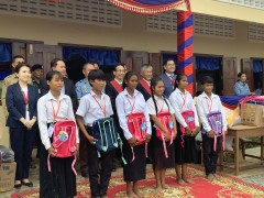 コマツ、カンボジアで小学校 10 校目建設の式典を開催