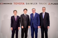 ダイムラートラック、三菱ふそう、日野およびトヨタ、 CASE 技術開発の加速を目指すとともに、三菱ふそうと日野を統合する基本合意書を締結