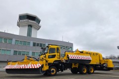 加藤製作所　最大除雪幅を誇る「スノースイーパS-580CⅡ」 函館空港・...