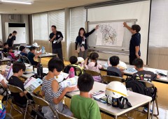 加藤製作所　町制施行30周年を迎えた五霞町の小学生を対象に茨城工場で「こども工場見学会」を開催